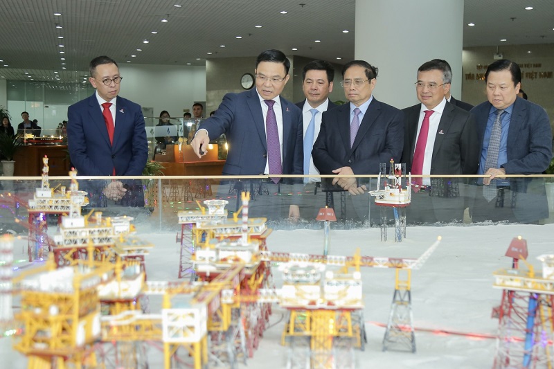 Thủ tướng Chính phủ Phạm Minh Chính nghe giới thiệu về hoạt động dầu khí tại mỏ Bạch Hổ, mỏ dầu khai thác đầu tiên tại Việt Nam. Ảnh: PVN.