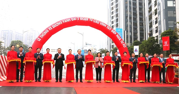 Đại biểu cắt băng thông xe tuyến đường Vành đai 2 trên cao.