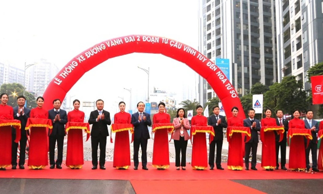 Đại biểu cắt băng thông xe tuyến đường Vành đai 2 trên cao.
