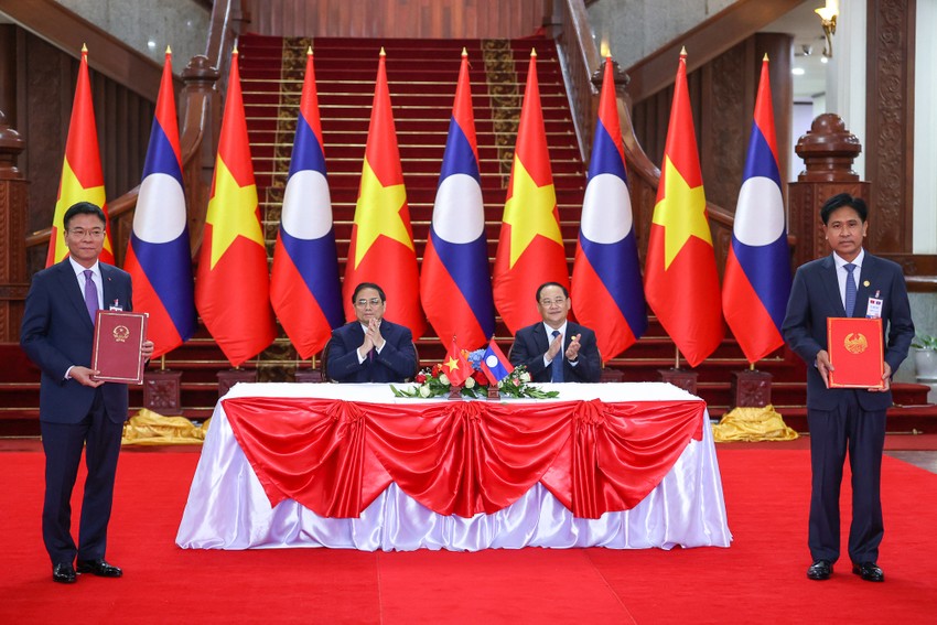 Hai Thủ tướng chứng kiến lễ ký Hiệp định tương trợ tư pháp dân sự giữa Việt Nam và Lào - Ảnh: VGP