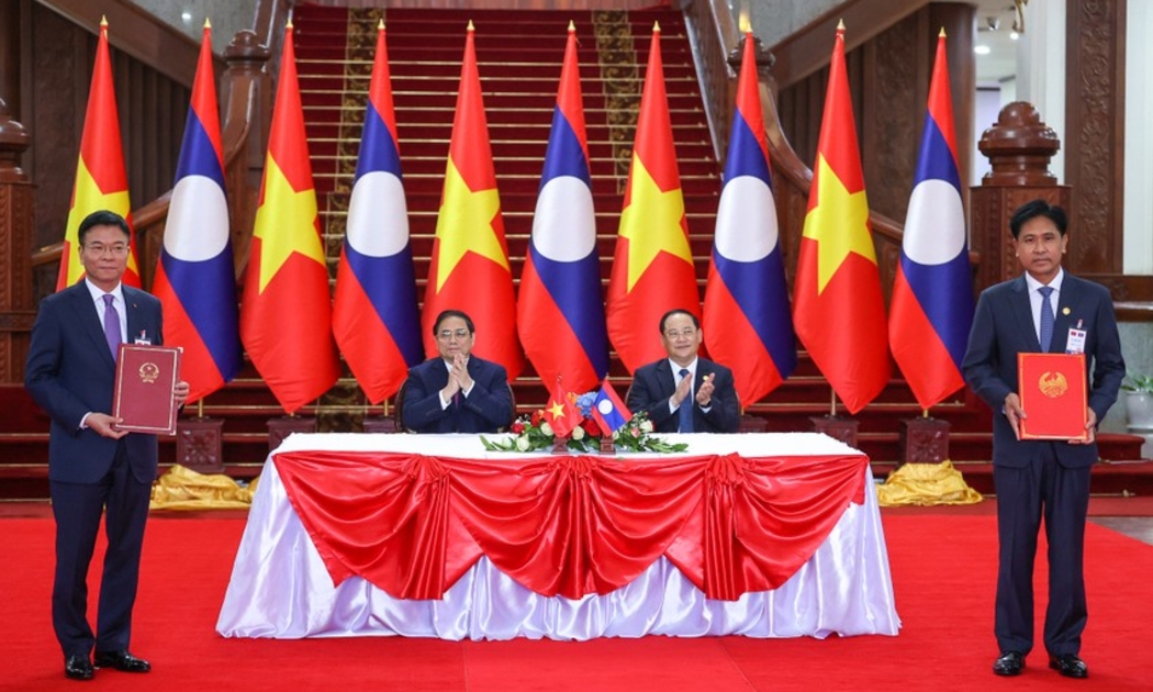 Hai Thủ tướng chứng kiến lễ ký Hiệp định tương trợ tư pháp dân sự giữa Việt Nam và Lào - Ảnh: VGP