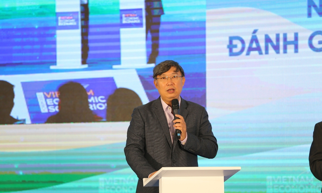 Ông Nguyễn Xuân Thành tranh biện tại Diễn đàn Kịch bản Kinh tế Việt Nam 2023.