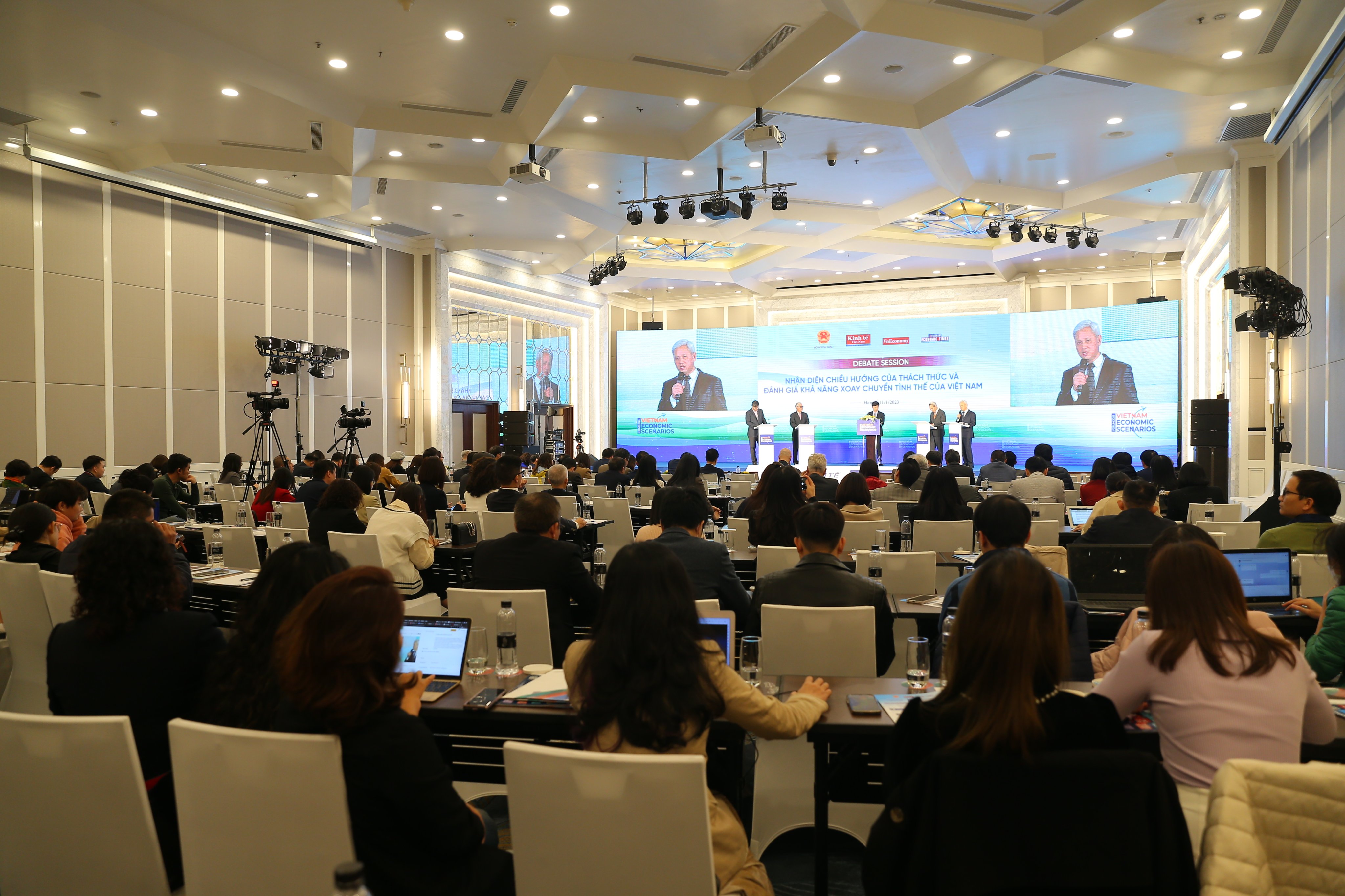 Phiên thảo luận tại Kịch bản Kinh tế Việt Nam năm 2023 với nhiều tham luận giá trị, nhiều ý kiến xác đáng đã nhận được sự chú ý theo dõi của các đại biểu cũng như hàng ngàn độc giả theo dõi sự kiện trực tuyến