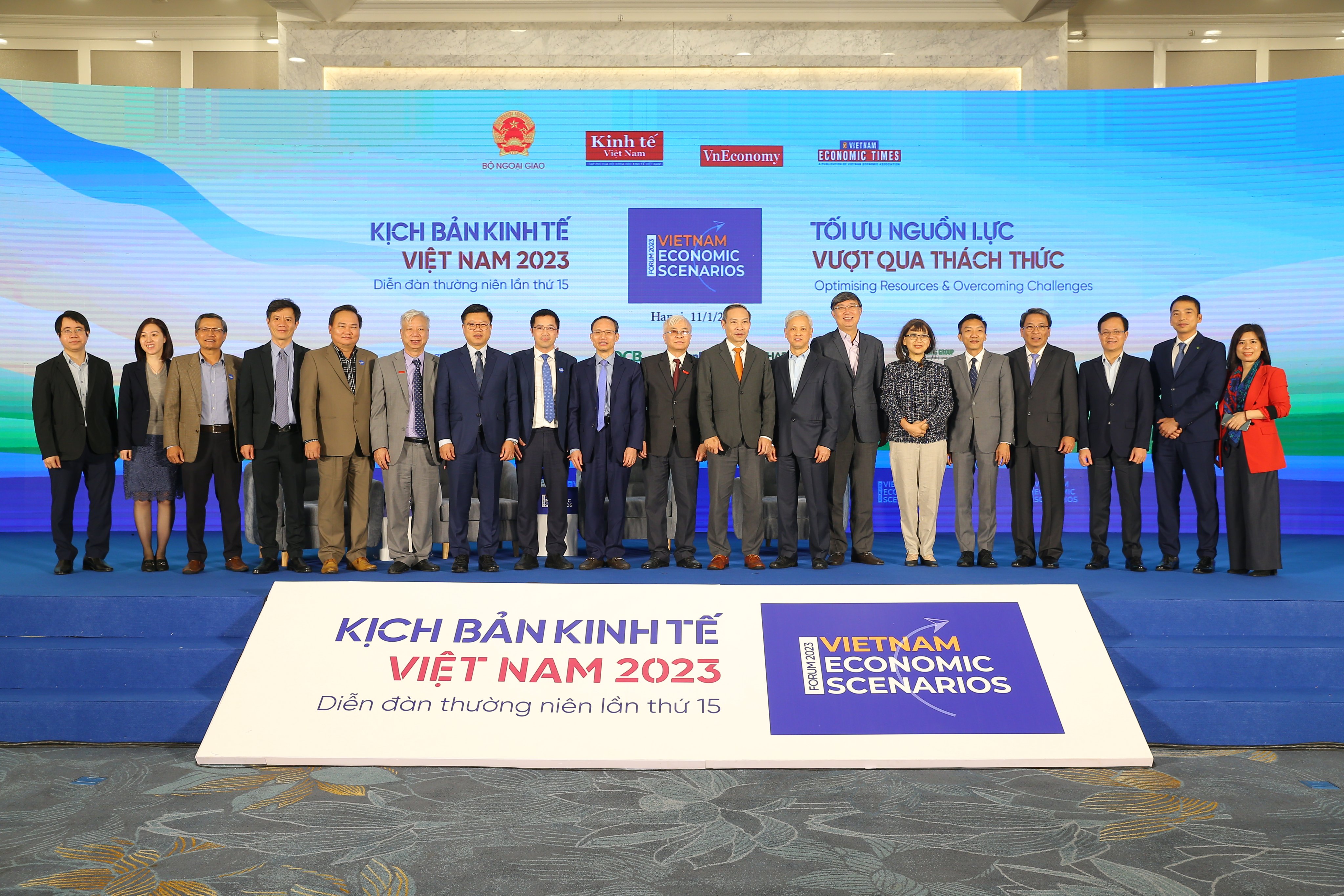 Các diễn giả chụp ảnh kỷ niệm tại sự kiện