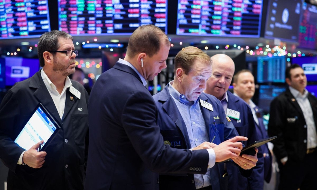 Các nhà giao dịch cổ phiếu trên sàn NYSE ở New York - Ảnh: Reuters.