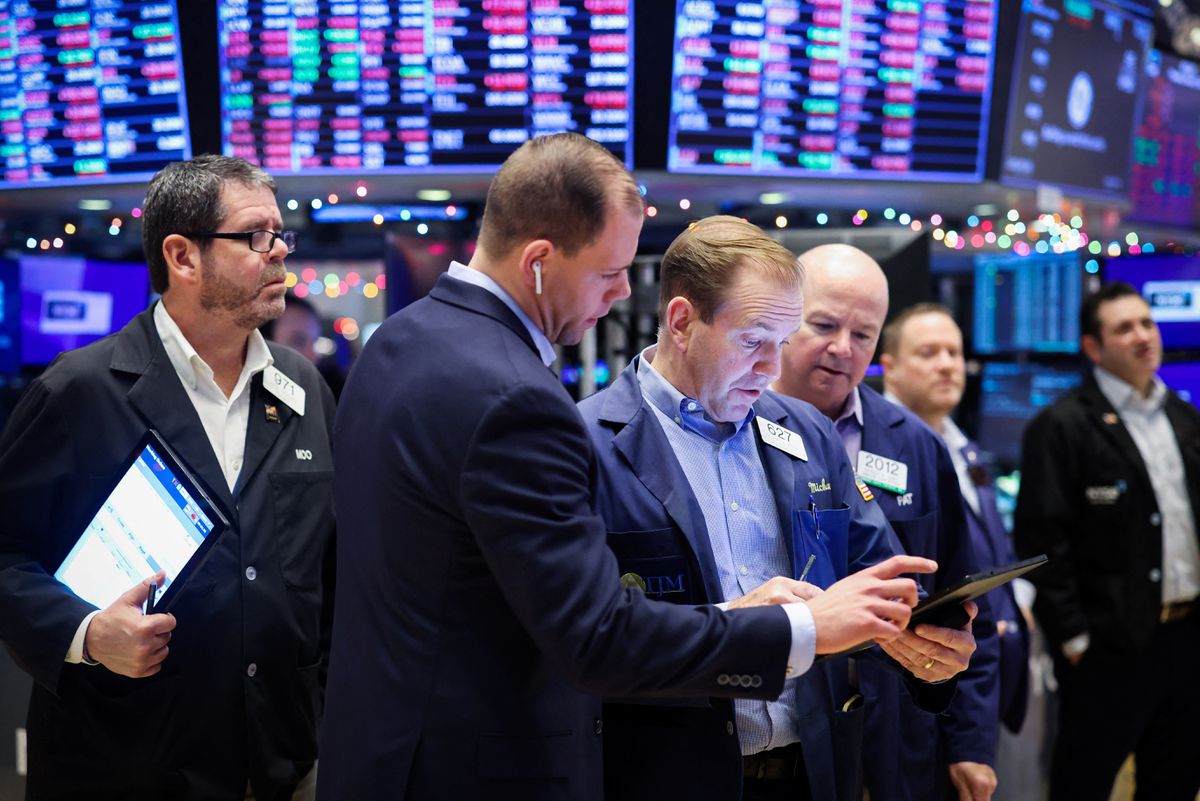 Các nhà giao dịch cổ phiếu trên sàn NYSE ở New York - Ảnh: Reuters.