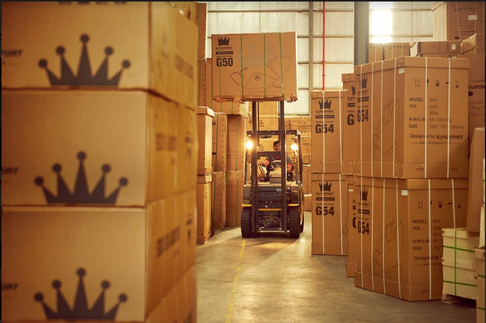 KingSport sở hữu hệ thống cửa h&agrave;ng v&agrave; hệ thống kho vận lớn nhất thị trường.