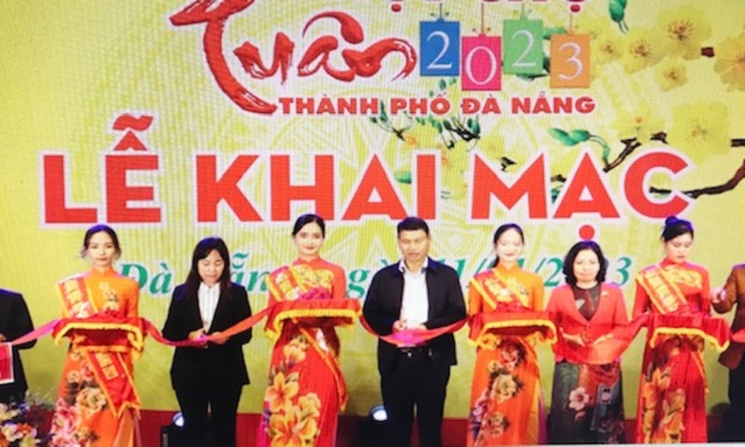 Ông Hồ Kỳ Minh, Phó Chủ tịch Thường trực UBND TP.Đà Nẵng(người đứng giữa) và lãnh đạo Sở Công Thương cắt băng Khai mạc Hội chợ Xuân Đà Nẵng 2023.