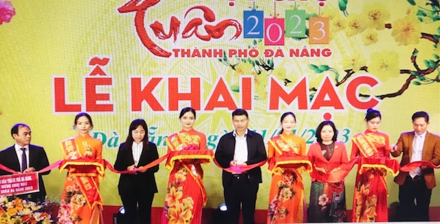 Ông Hồ Kỳ Minh, Phó Chủ tịch Thường trực UBND TP.Đà Nẵng(người đứng giữa) và lãnh đạo Sở Công Thương cắt băng Khai mạc Hội chợ Xuân Đà Nẵng 2023.