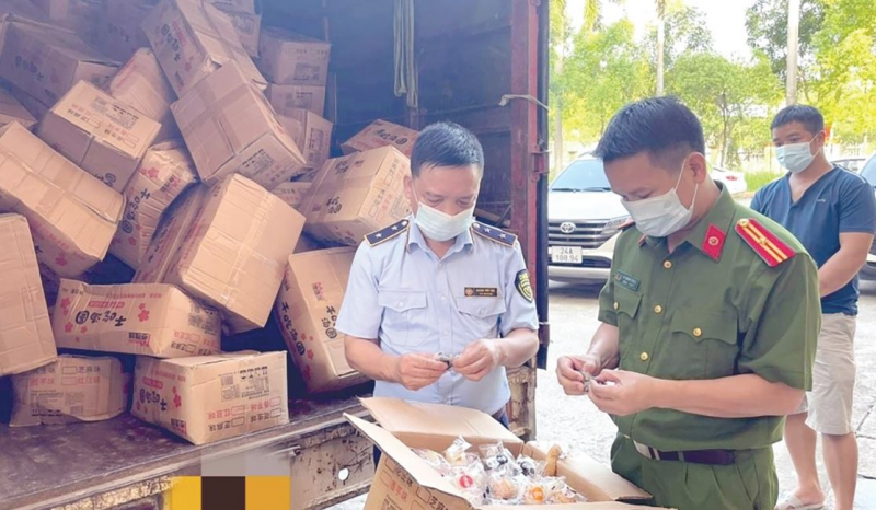 Lực lượng chức năng kiểm tra hàng giả. Ảnh: Bộ Công an.