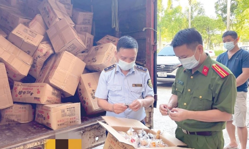 Lực lượng chức năng kiểm tra hàng giả. Ảnh: Bộ Công an.