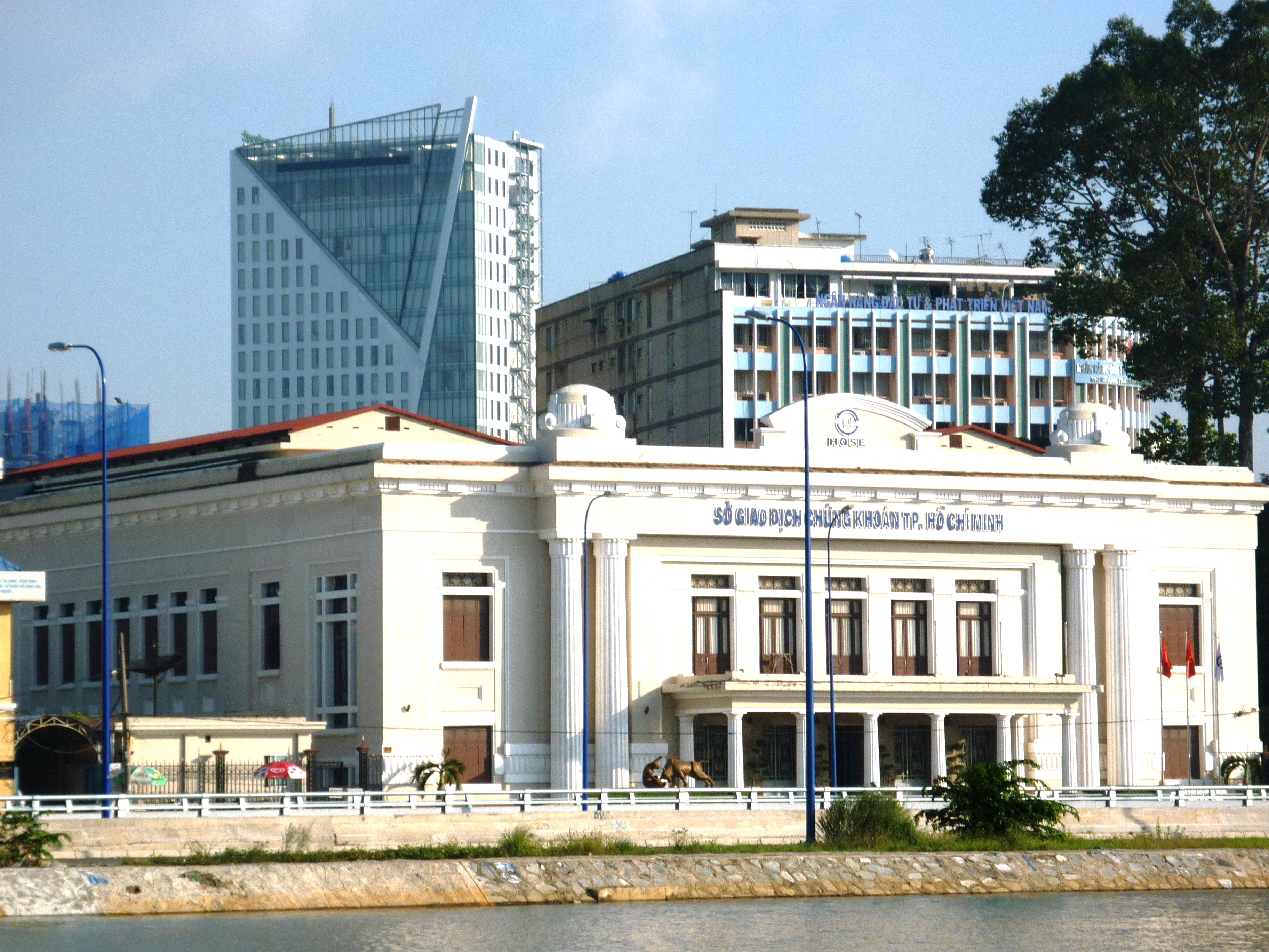 Khối lượng và giá trị giao dịch bình quân phiên trong tháng 12 tại HSX tăng lần lượt 16,42% và 23,05% với tháng 11.