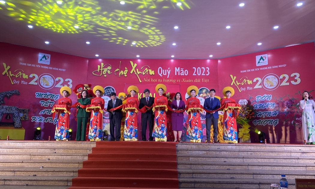 Cắt băng khai mạc Hội chợ Xuân Quý Mão.