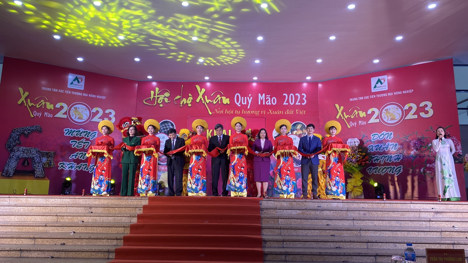 Cắt băng khai mạc Hội chợ Xuân Quý Mão.