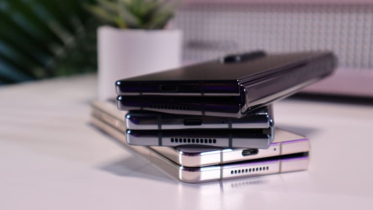 Galaxy Z Fold 4 dày so với một chiếc điện thoại thông thường