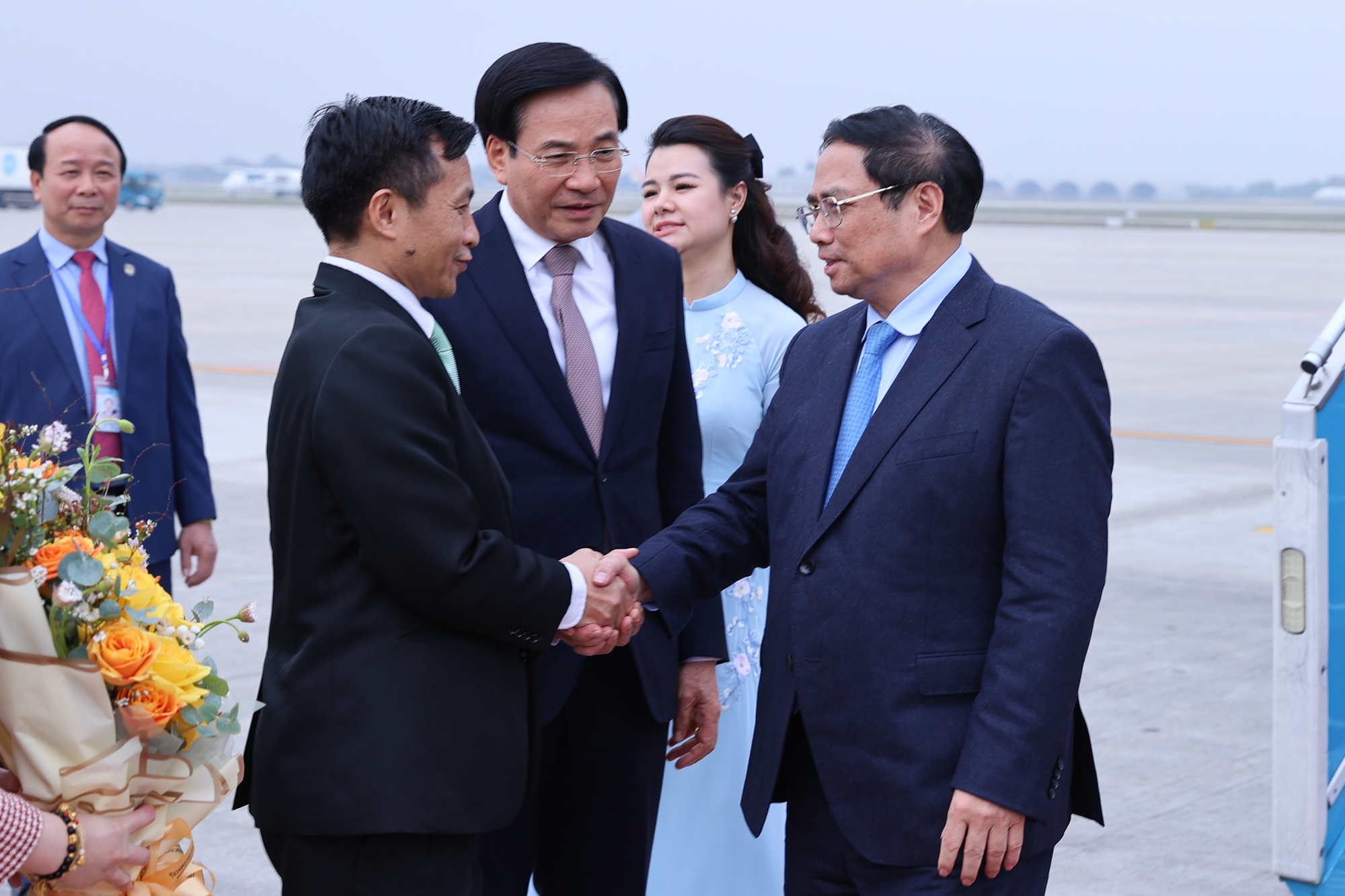 Chiều 12/1, Thủ tướng Phạm Minh Ch&iacute;nh v&agrave; Đo&agrave;n đại biểu cấp cao Việt Nam đ&atilde; về tới H&agrave; Nội, kết th&uacute;c tốt đẹp chuyến c&ocirc;ng t&aacute;c thăm ch&iacute;nh thức CHDCND L&agrave;o v&agrave; đồng chủ tr&igrave; kỳ họp lần thứ 45 Ủy ban li&ecirc;n Ch&iacute;nh phủ về hợp t&aacute;c song phương Việt Nam-L&agrave;o từ ng&agrave;y 11-12/1 - Ảnh: VGP