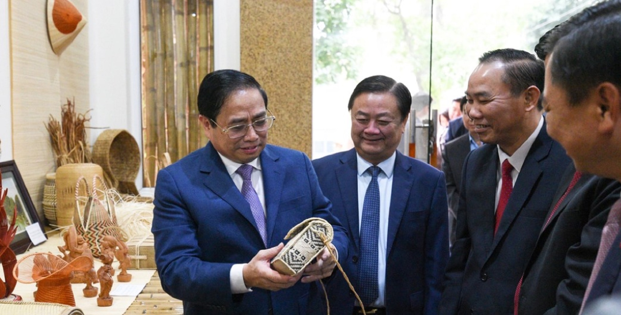 Thủ tướng thăm gian hàng làng nghề tại Bộ Nông nghiệp và Phát triển nông thôn.