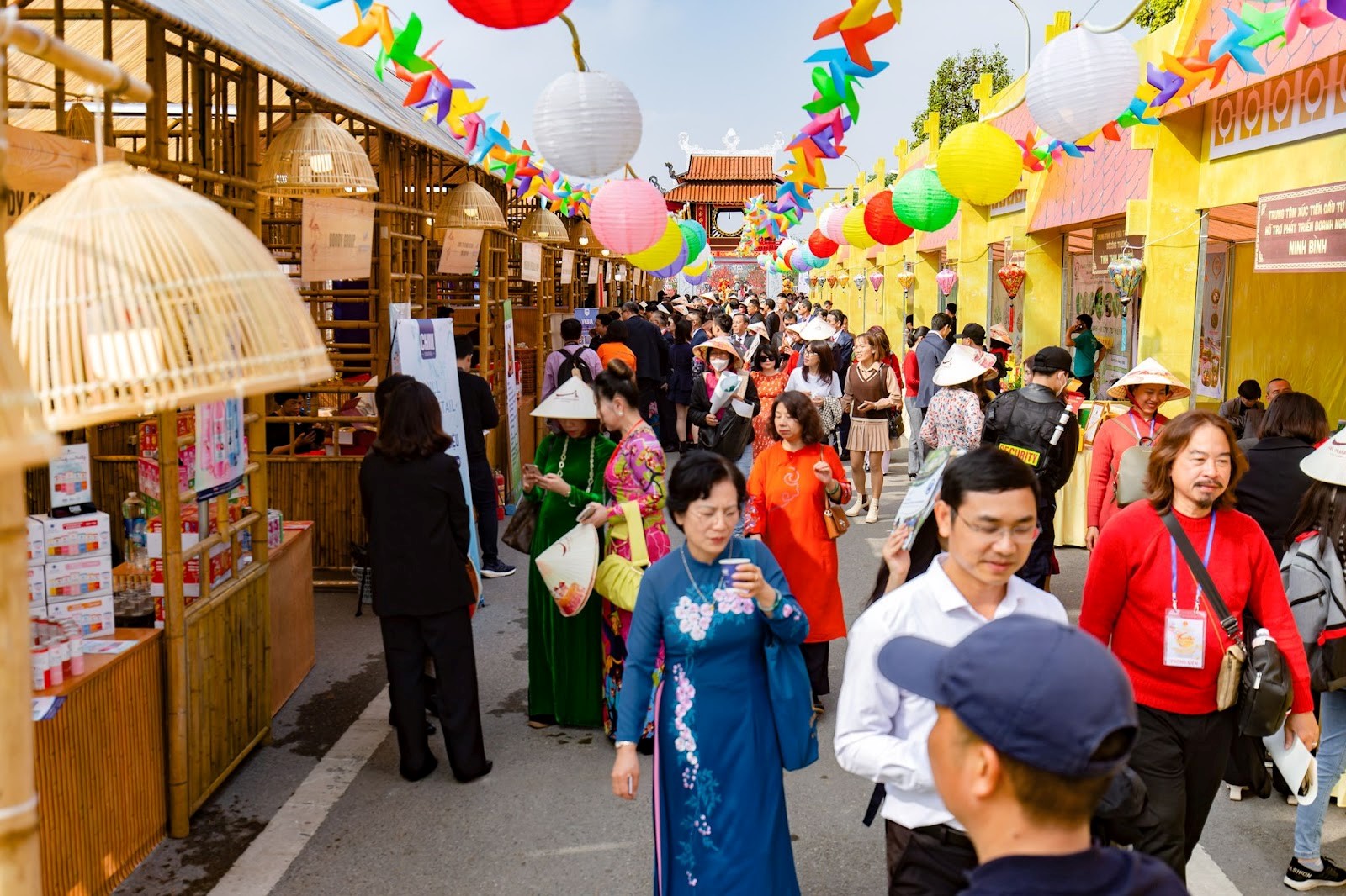 Đoàn Đại biểu và du khách trải nghiệm các hoạt động tại hội chợ Happy Tết. Ảnh: Đình Tùng.