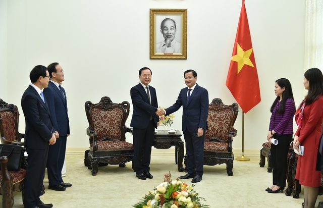 Deputy PM proposes Samsung expand its investment in Vietnam