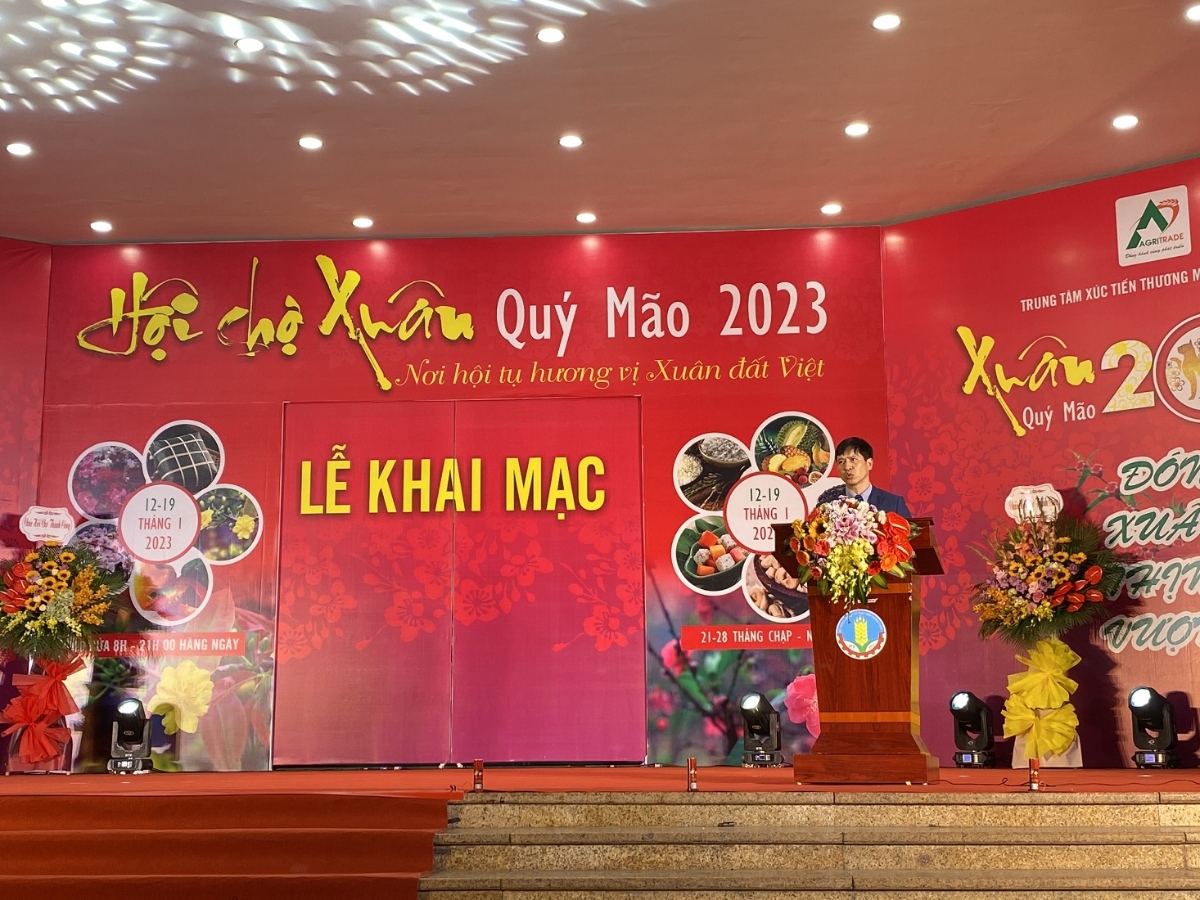 &Ocirc;ng Nguyễn Minh Tiến ph&aacute;t biểu khai mạc Hội chợ Xu&acirc;n Qu&yacute; M&atilde;o.