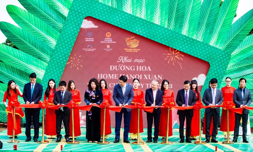 Đại biểu cắt băng khai mạc đường hoa Home Hanoi Xuan 2023 và hội chợ Happy Tết. Ảnh: Đình Tùng.