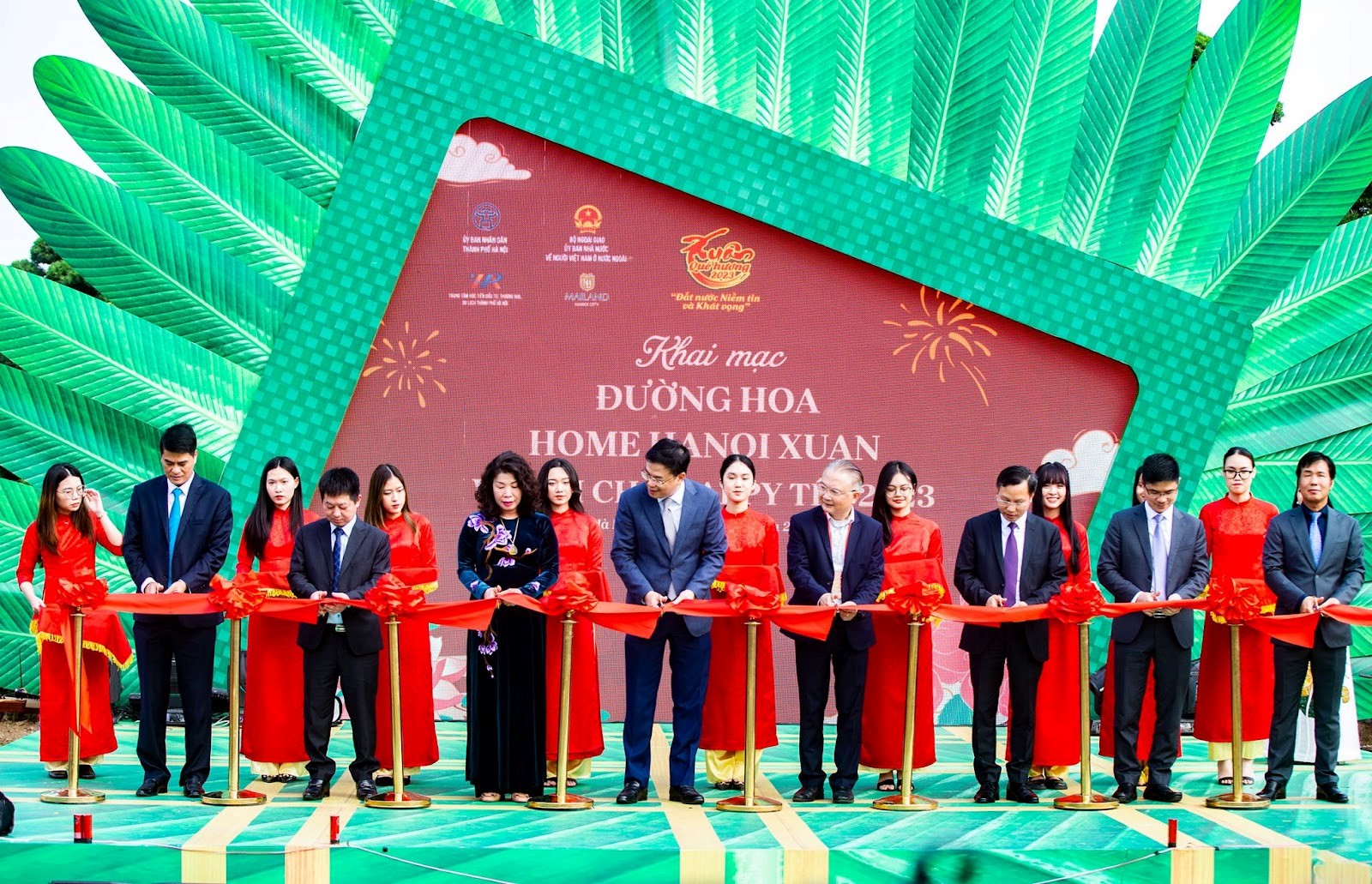 Đại biểu cắt băng  khai mạc đường hoa Home Hanoi Xuan 2023 và hội chợ Happy Tết. Ảnh: Đình Tùng.