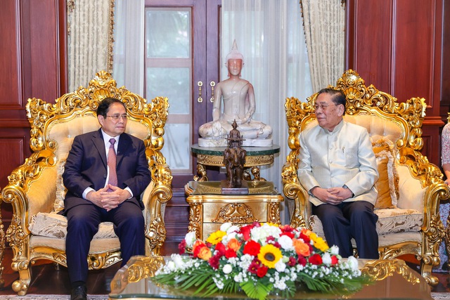 Thủ tướng Phạm Minh Chính và nguyên Tổng Bí thư, Chủ tịch nước Lào Choummaly Sayasone - Ảnh: VGP