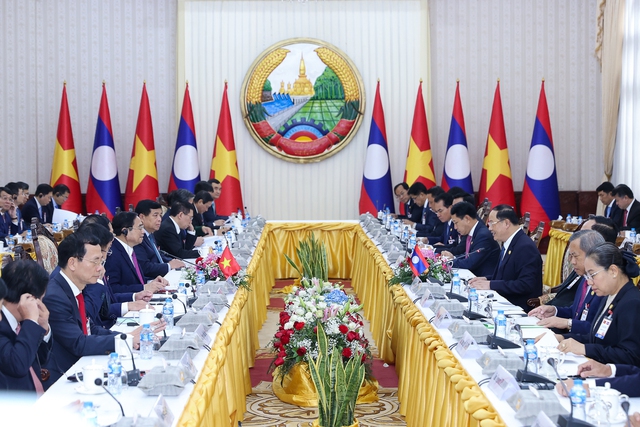 Sau lễ đón chính thức tại Phủ Thủ tướng tại Thủ đô Vientiane, Thủ tướng Phạm Minh Chính có cuộc hội đàm với Thủ tướng Lào Sonexay Siphandone - Ảnh: VGP