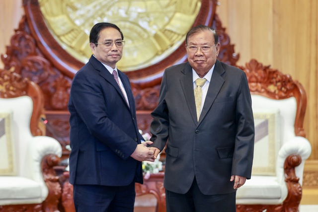 Thủ tướng Phạm Minh Chính và nguyên Tổng Bí thư, Chủ tịch nước Lào Bounnhang Vorachith - Ảnh: VGP