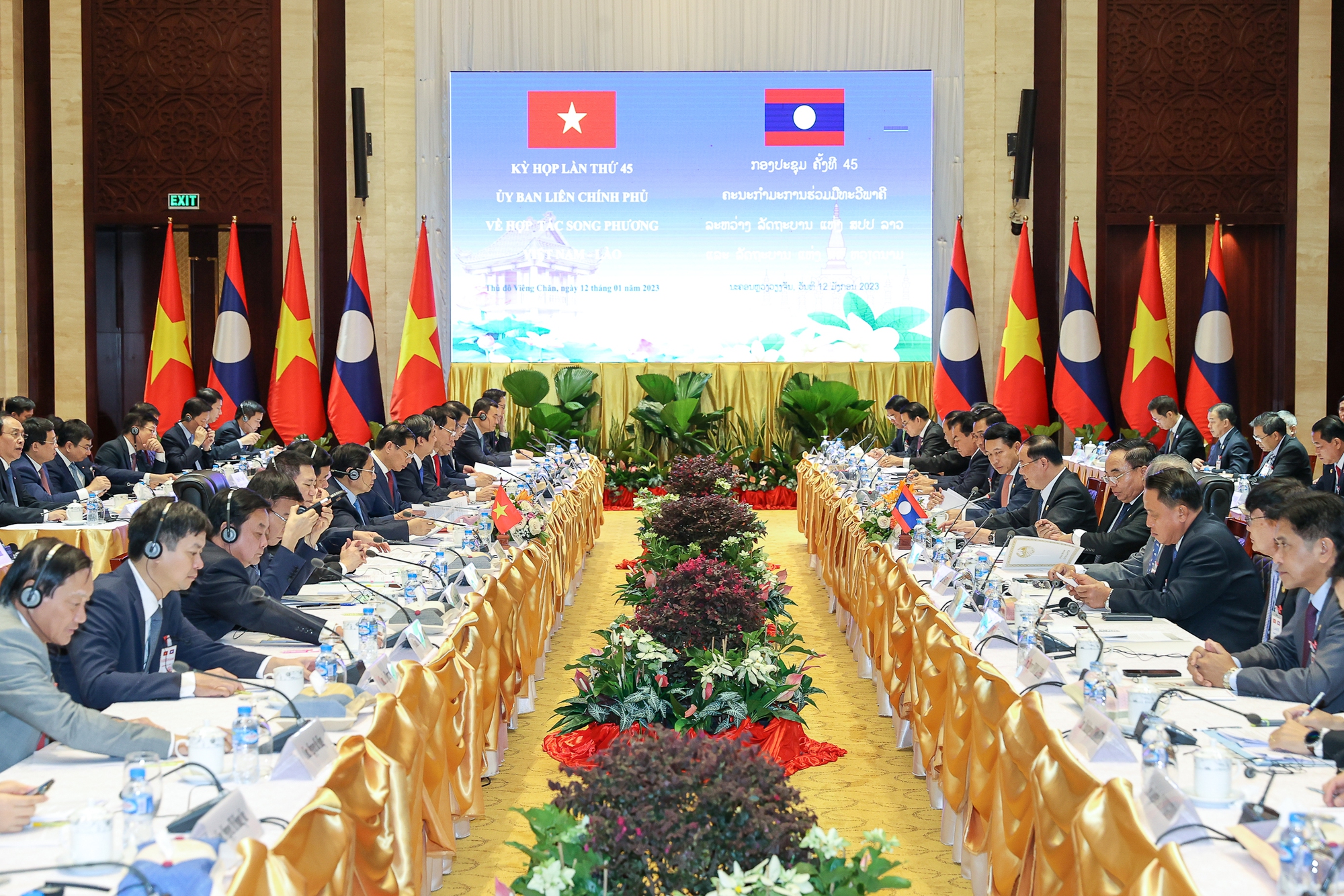 Thủ tướng Phạm Minh Chính và Thủ tướng Lào Sonexay Siphandone đồng chủ trì kỳ họp lần thứ 45 Ủy ban liên Chính phủ về hợp tác song phương Việt Nam-Lào - Ảnh: VGP