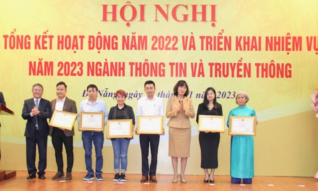 Ông Nguyễn Quang Thanh, Giám đốc Sở TTTT(đứng ngoài cùng bên trái) tặng khen thưởng các đơn vị, doanh nghiệp thực hiện tốt công tác Chuyển đổi số.
