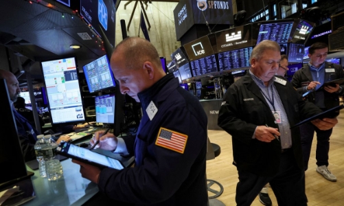 Chứng khoán Mỹ giữ đà tăng nhờ lạc quan về lãi suất, giá dầu có tuần tăng mạnh nhất từ tháng 10