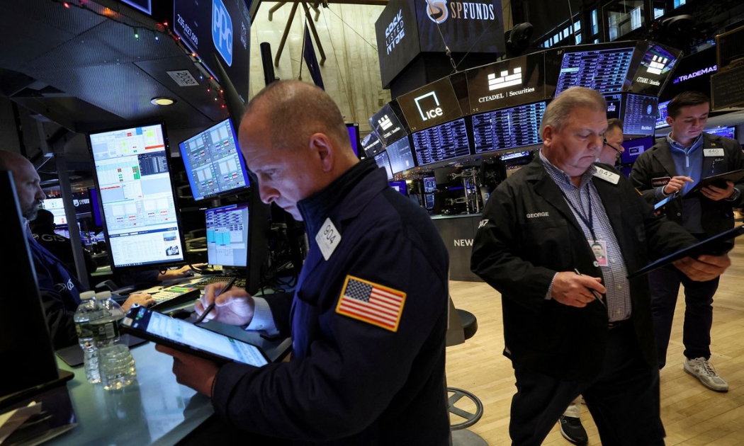 Các nhà giao dịch cổ phiếu trên sàn NYSE ở New York - Ảnh: Reuters.