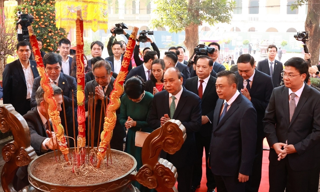 Chủ tịch nước dâng hương trước nền Điện Kính Thiên, Hoàng thành Thăng Long
