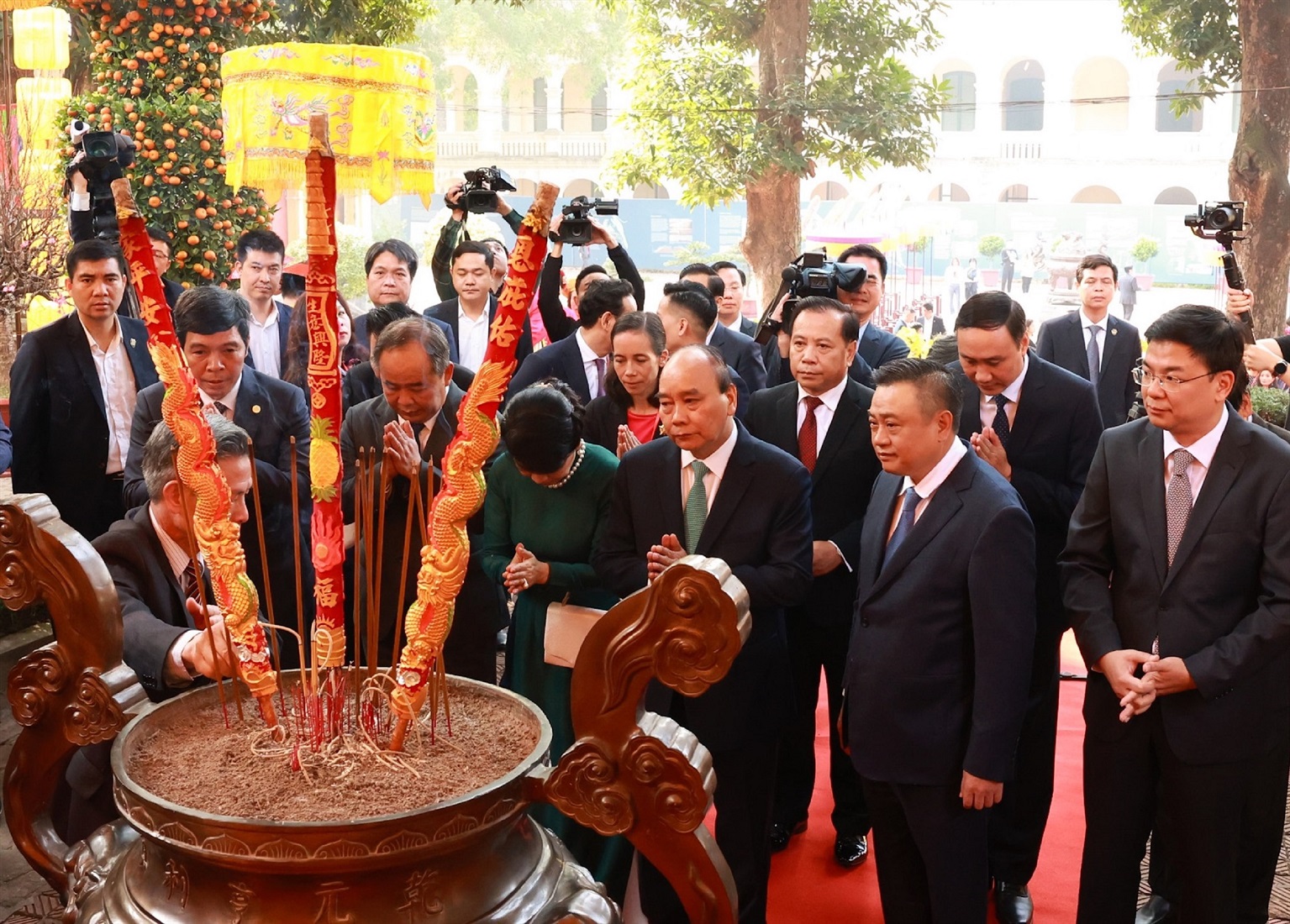 Chủ tịch nước dâng hương trước nền Điện Kính Thiên, Hoàng thành Thăng Long