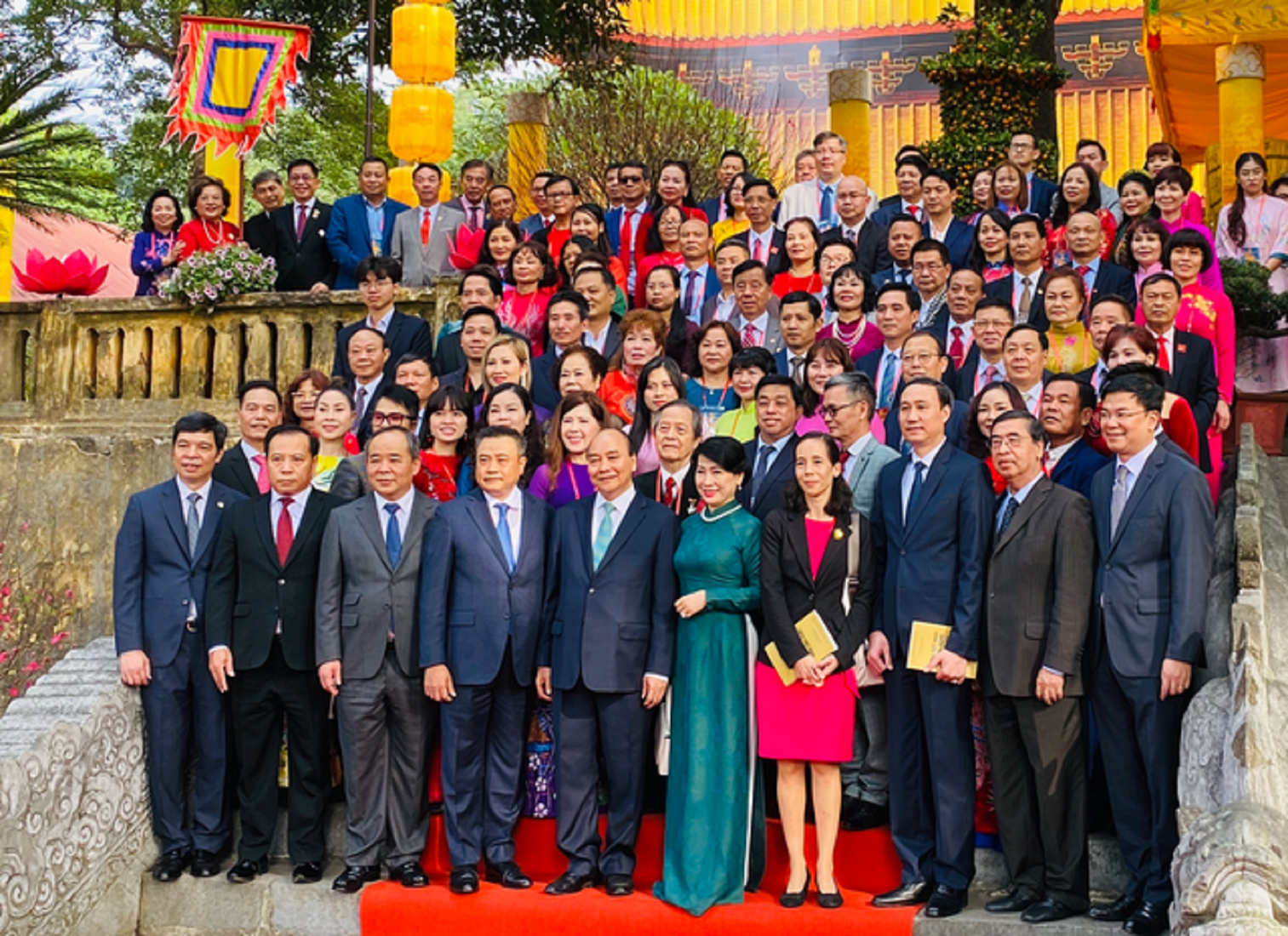 Chủ tịch nước chụp ảnh kỷ niệm với Kiều bào tại nền Điện Kính Thiên