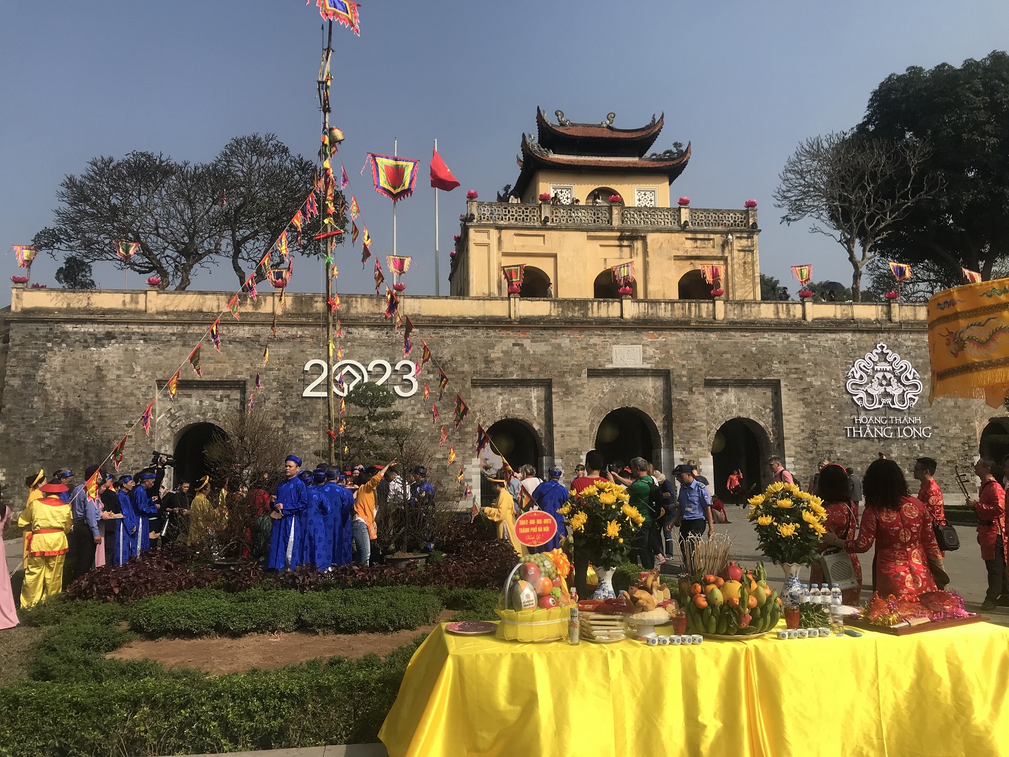 Cây nêu đã được dựng lên trước Cổng thành Thăng Long