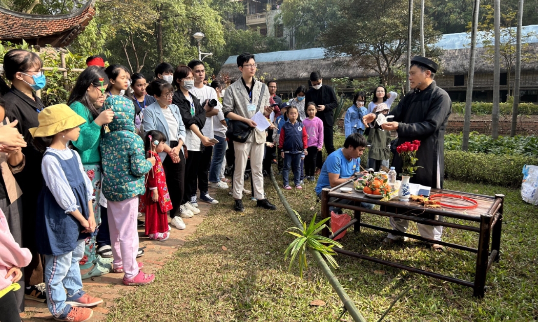 Nghi thức dựng cây nêu. Ảnh - VME. 