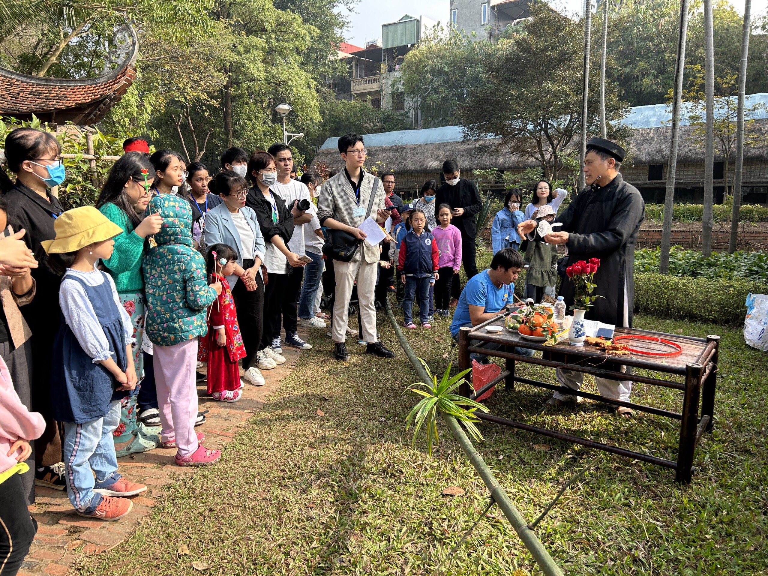 Nghi thức dựng cây nêu. Ảnh - VME. 