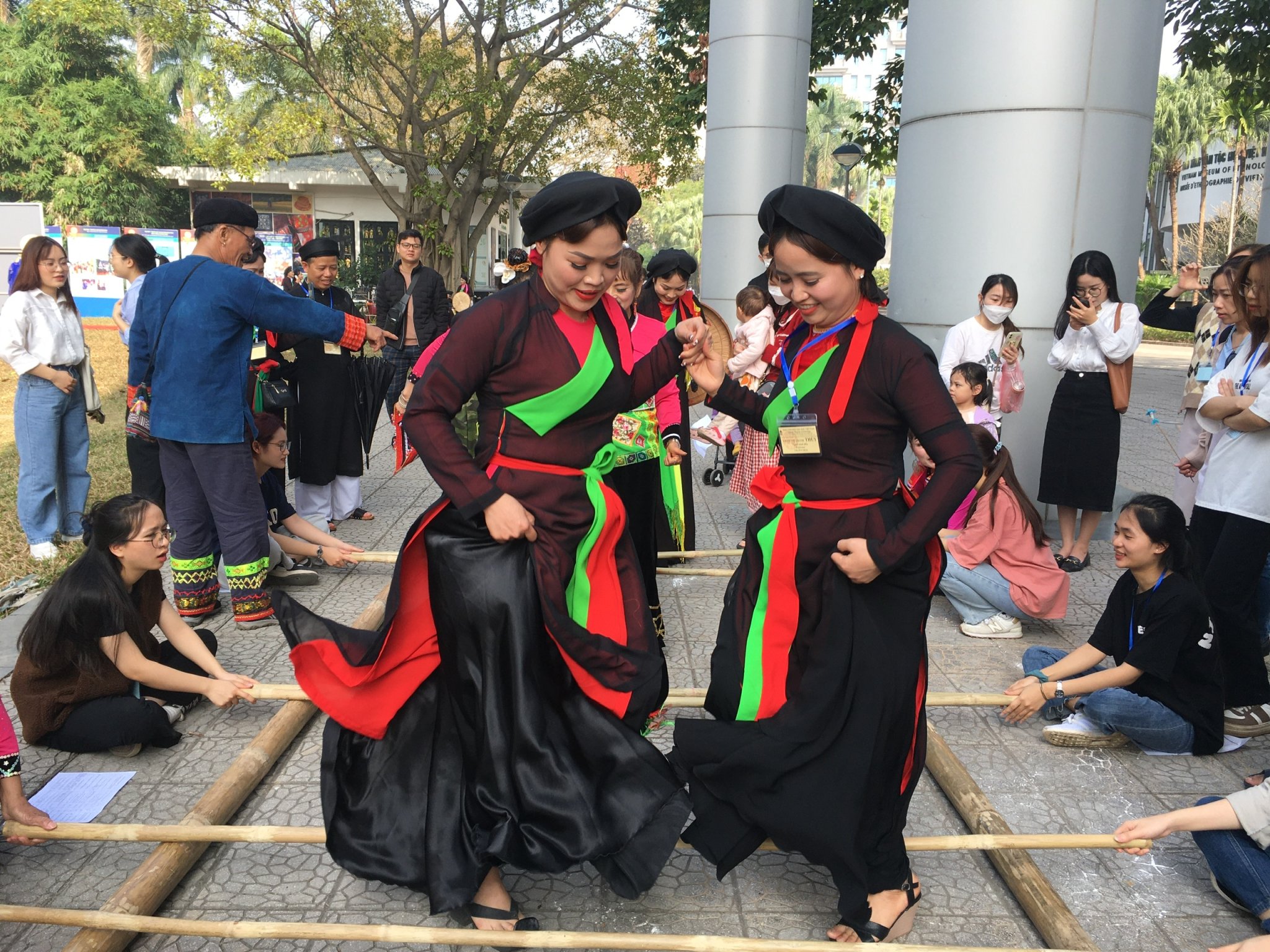 Các liền chị quan họ tham gia múa sạp. Ảnh - VME. 