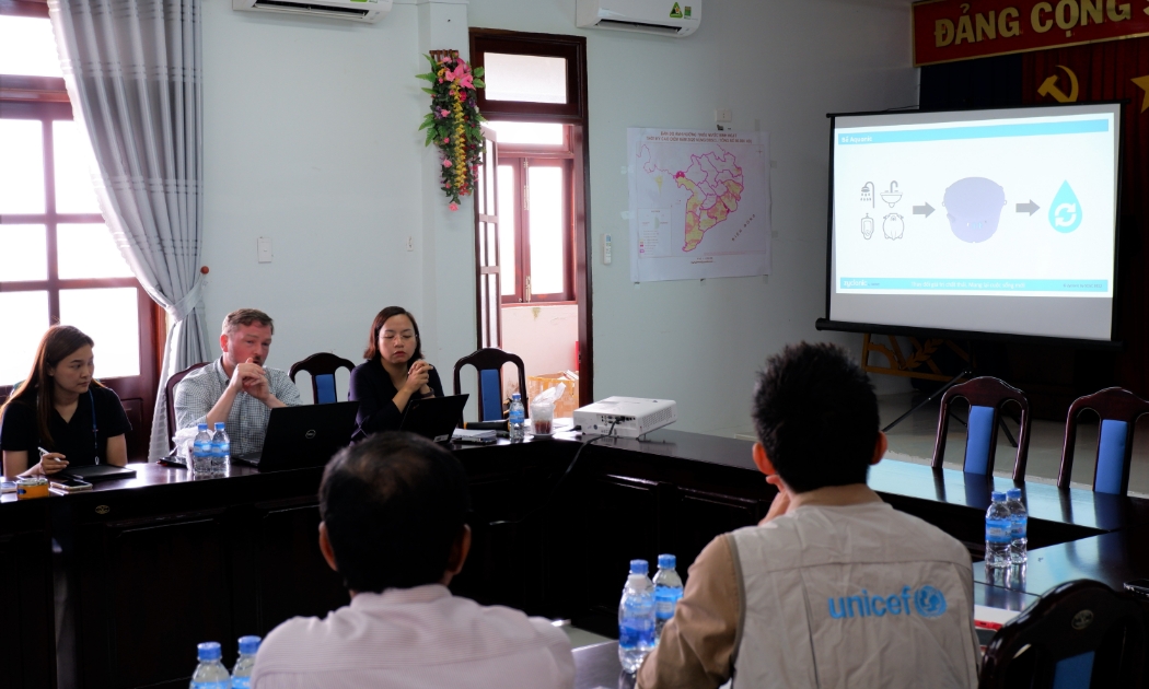 Đại diện SCG Thái Lan và UNICEF Việt Nam giới thiệu Aquonic - mô hình nhà vệ sinh không phát thải sẽ sớm được lắp đặt tại Sóc Trăng. Ảnh: Masterise Group.