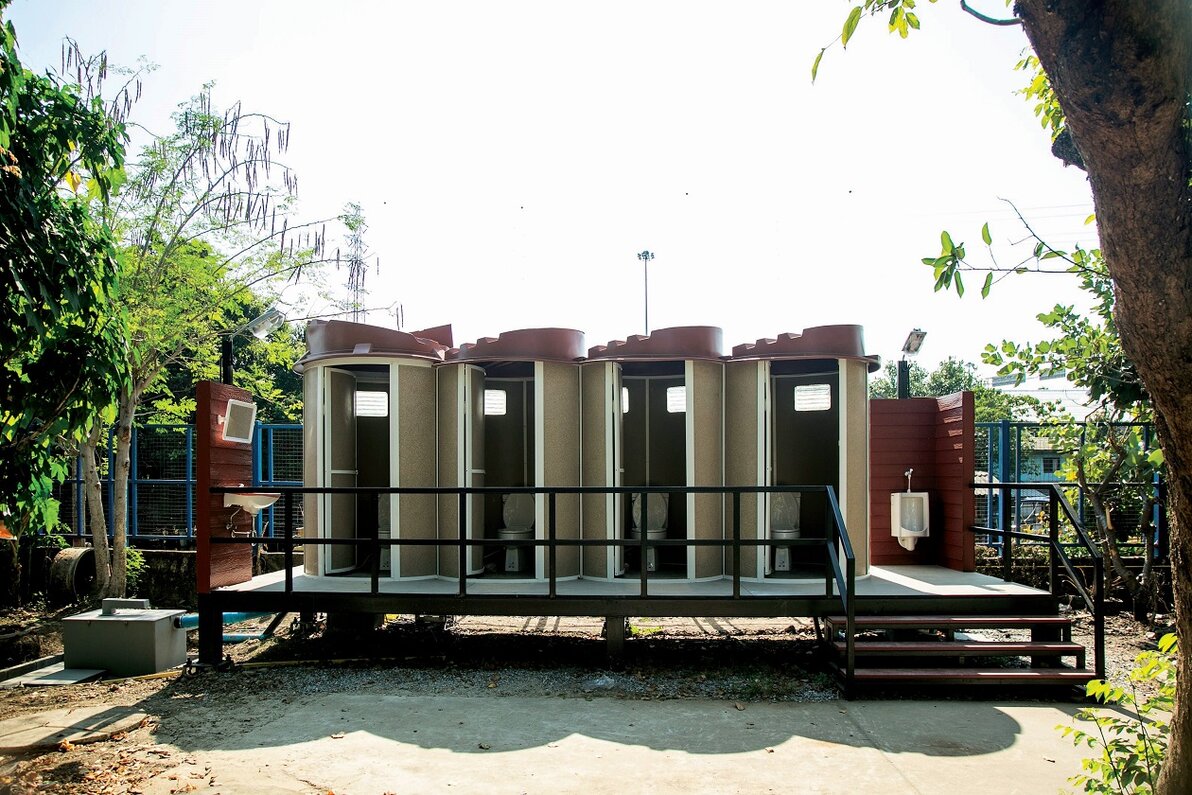 C&ocirc;ng tr&igrave;nh Aquonic đầu ti&ecirc;n tại Th&aacute;i Lan (tr&ecirc;n). Khu vực dự kiến sẽ lắp đặt c&ocirc;ng tr&igrave;nh đầu ti&ecirc;n tại trường Tiểu học Long Ph&uacute; C, tỉnh S&oacute;c Trăng (dưới). Ảnh: SCG / Masterise Homes