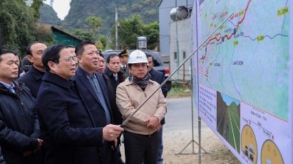 PM urges Cao Bang to focus on developing Dong Dang - Tra Linh Expressway
