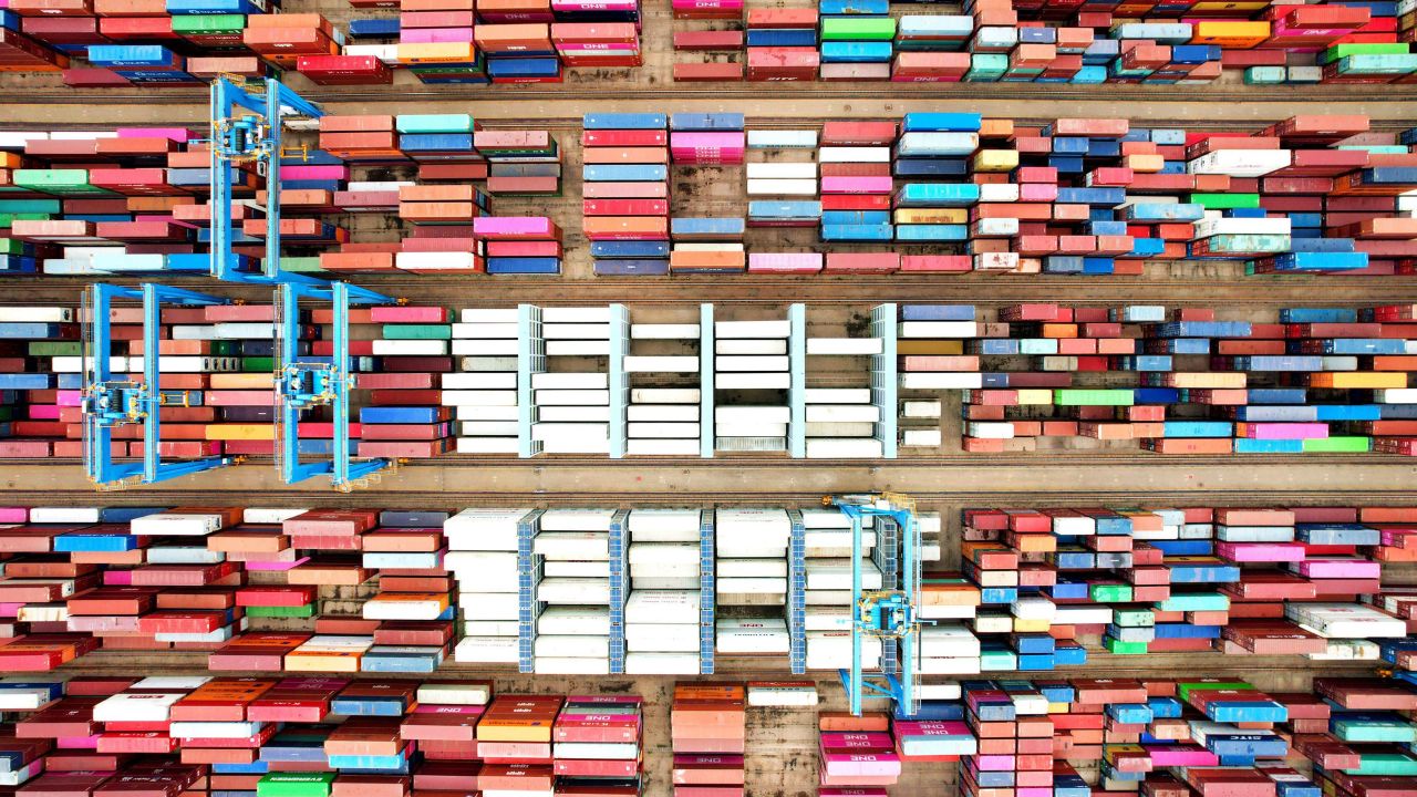 Những container hàng hoá ở cảng Thanh Đảo của Trung Quốc, tháng 6/2022 - Ảnh: Getty/CNN.