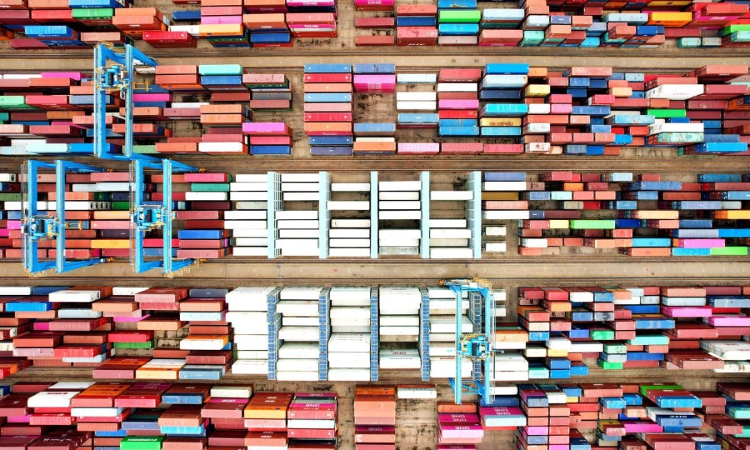 Những container hàng hoá ở cảng Thanh Đảo của Trung Quốc, tháng 6/2022 - Ảnh: Getty/CNN.