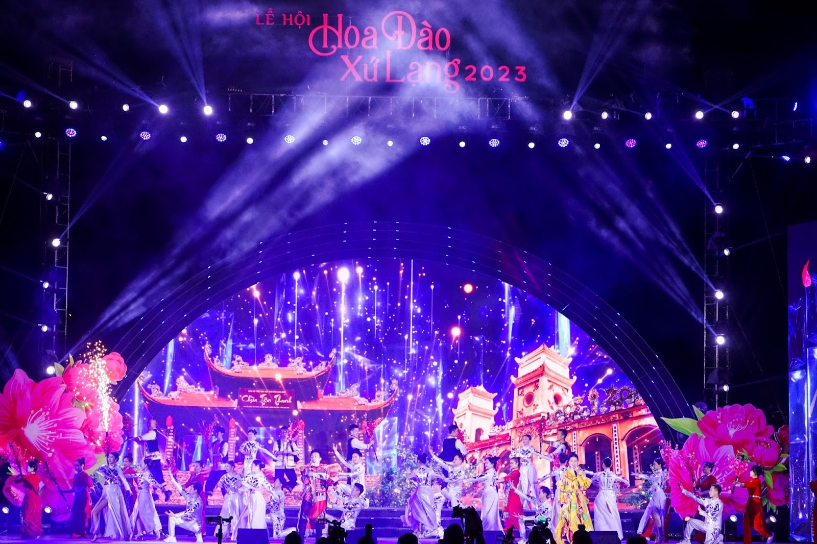 Nhiều ca sĩ, nghệ sĩ g&oacute;p mặt c&ugrave;ng những ca kh&uacute;c mang hơi thở của m&ugrave;a xu&acirc;n, trong đ&oacute; ca kh&uacute;c Chuyện T&igrave;nh Đ&agrave;o Mẫu Sơn được s&aacute;ng t&aacute;c ri&ecirc;ng cho Lễ hội hoa Đ&agrave;o n&oacute;i ri&ecirc;ng v&agrave; hoa Đ&agrave;o Lạng Sơn n&oacute;i chung.