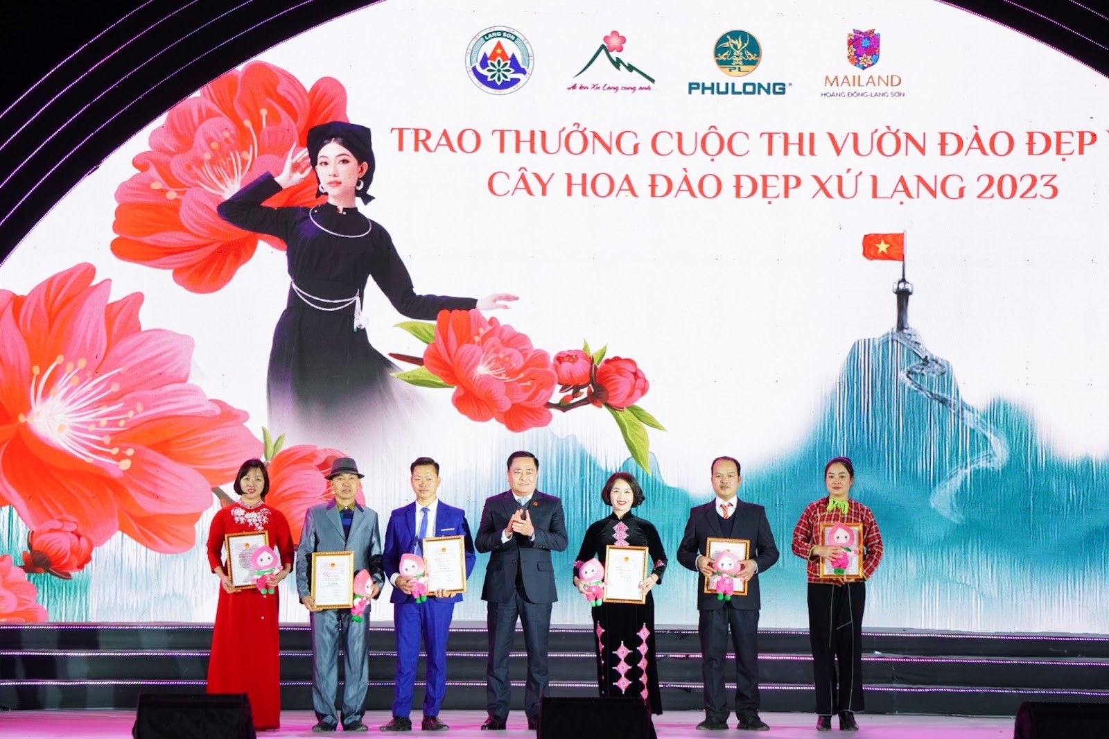 B&ecirc;n cạnh những hoạt động trải nghiệm của du kh&aacute;ch, ban tổ chức c&ograve;n chấm điểm v&agrave; trao giải cho cuộc thi &ldquo;Vườn Đ&agrave;o đẹp v&agrave; c&acirc;y Đ&agrave;o đẹp Xứ Lạng - Xu&acirc;n Qu&yacute; M&atilde;o 2023&rdquo;. Th&ocirc;ng qua cuộc thi n&agrave;y, Lạng Sơn cũng mong muốn truyền tải được tới du kh&aacute;ch trong v&agrave; ngo&agrave;i nước về những c&acirc;y đ&agrave;o, vườn đ&agrave;o qu&yacute; m&agrave; hiếm khi mới c&oacute; dịp mục sở thị.