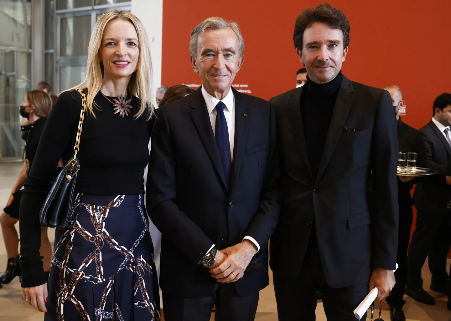 Tỷ ph&uacute; Bernard Arnault v&agrave; con g&aacute;i cả Delphine v&agrave; con trai lớn Antoine Arnault.