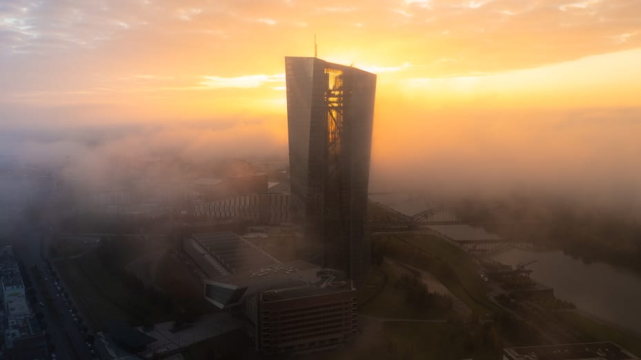 Ngân hàng Trung ương châu Âu (ECB) được dự báo sẽ tiếp tục tăng lãi suất mạnh trong ngắn hạn khi nền kinh tế khu vực đồng Euro không suy thoái mạnh như dự báo - Ảnh: Getty Images