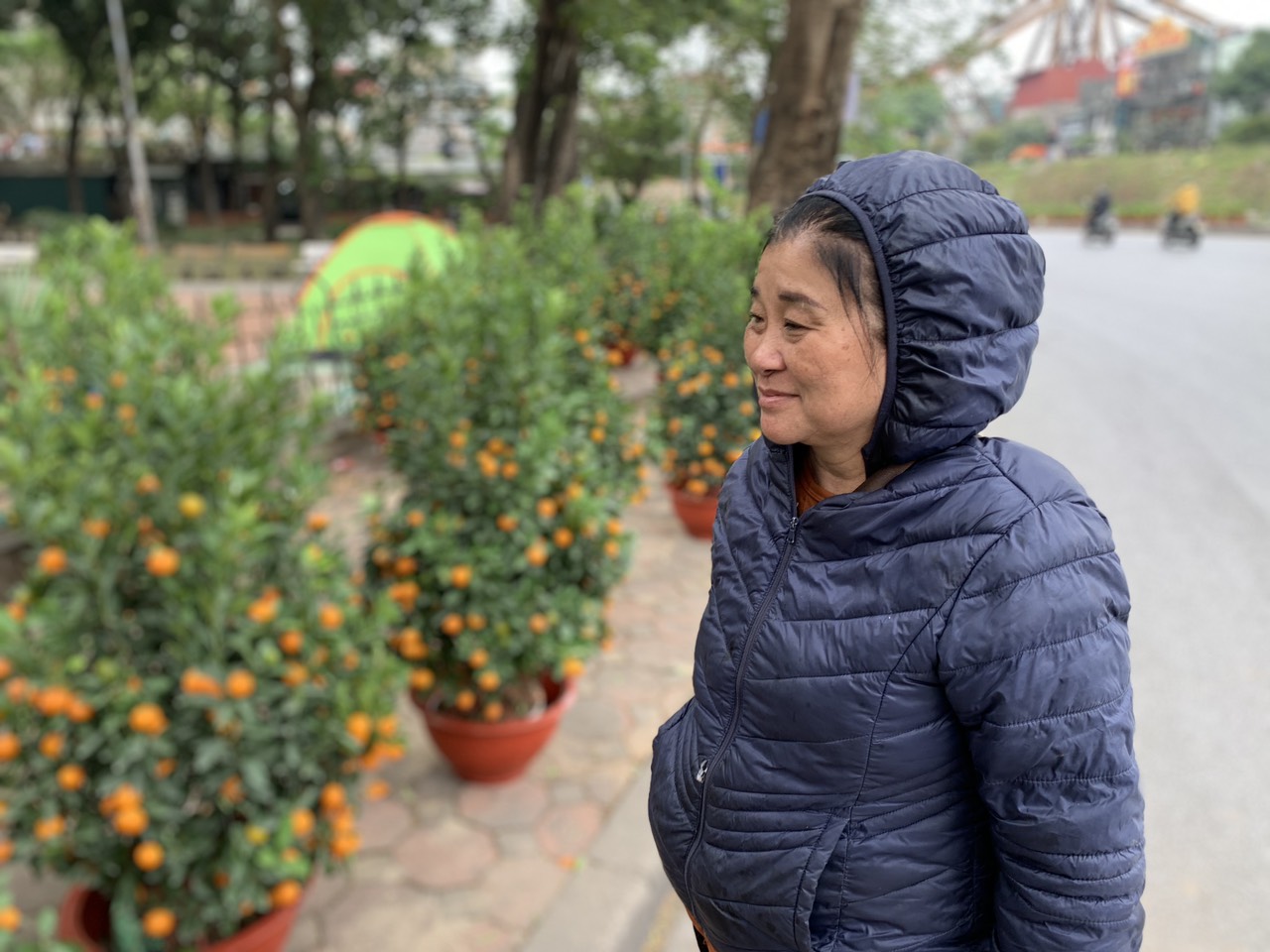 B&agrave; Trần Thị Huệ (Long Bi&ecirc;n) hy vọng v&agrave;i ng&agrave;y Tết thời tiết đẹp hơn, đỡ r&eacute;t hơn, ngươi d&acirc;n sẽ đi sắm Tết nhiều, qua đ&oacute; những n&ocirc;ng d&acirc;n, tiểu thương bu&ocirc;n b&aacute;n c&acirc;y cảnh bớt kh&oacute; khăn...&nbsp;